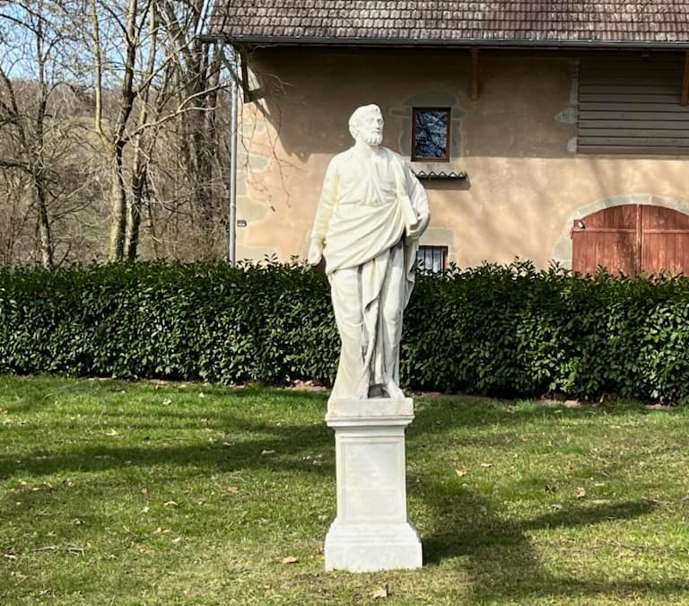 Statue en marbre blanc, propriété familiale, environs d’Annecy