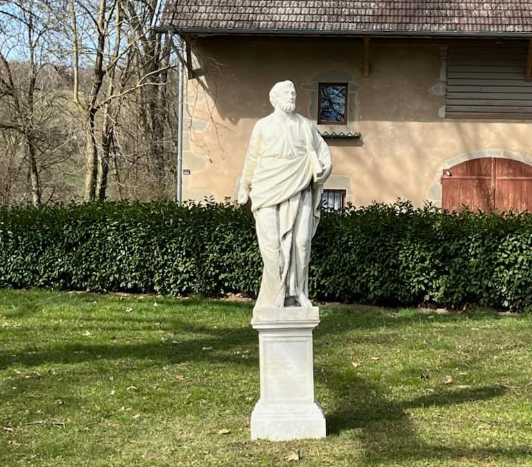 Statue en marbre blanc, propriété familiale, environs d&rsquo;Annecy